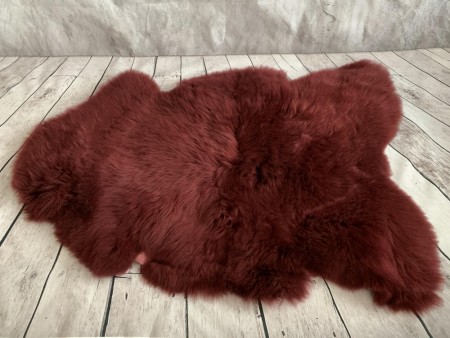 Ekte Svenske saueskinn / lammeskinn i Merlot farge