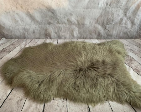 Ekte Svenske saueskinn / lammeskinn i Oliven farge