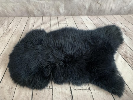 Ekte Svenske saueskinn / lammeskinn i Dark Navy Blue farge