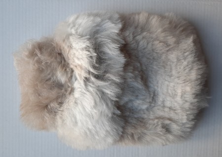 Varmtvannsflaske med ekte islandske saueskinn rundt