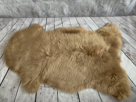 Ekte Svenske saueskinn / lammeskinn i Camel farge