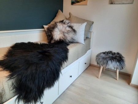 2 Saueskinns Teppe spælsau Island i Natural Blacky-Brun (svart) farge B2B