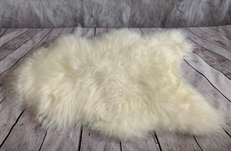 8 Saueskinns Teppe spælsau Island i Natural Hvit farge