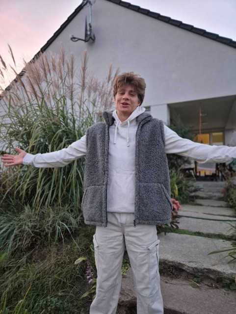 Grå
