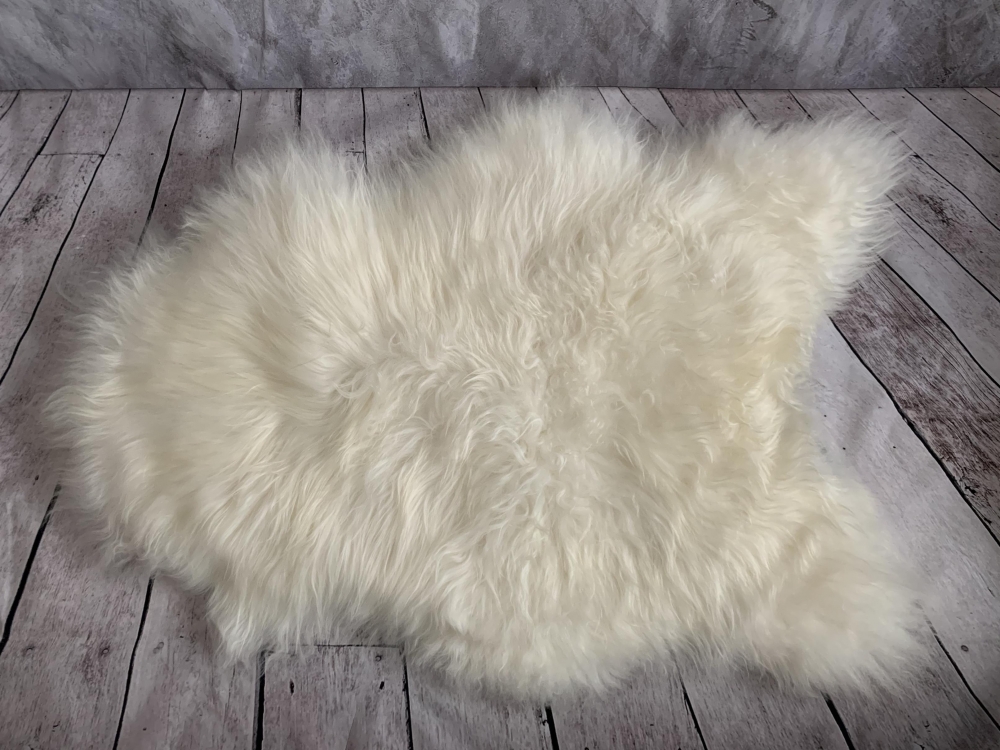 Saueskinnsfell teppe spælsau Island med 6 stk samensydde skinn
Karakteristisk for disse saueskinnene er den meget fine kvaliteten og den vakre lange ullen som er 10-20 cm lang.
ca mål 180*210cm