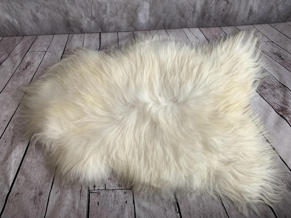 Saueskinnsfell teppe spælsau Island med 3 stk samensydde skinn
Karakteristisk for disse saueskinnene er den meget fine kvaliteten og den vakre lange ullen som er 10-20 cm lang.
Mål  ca. 180cm x 110cm