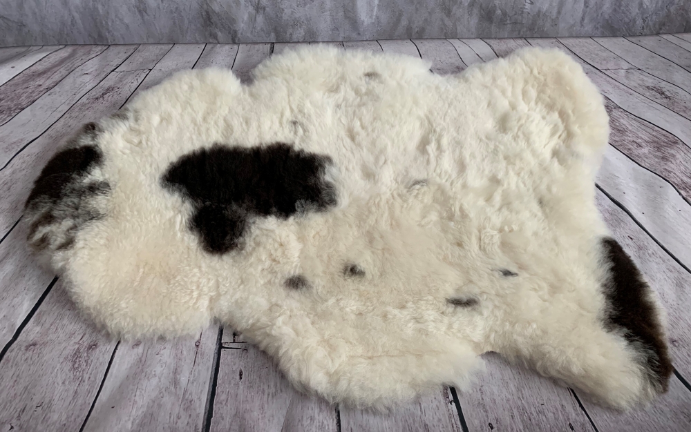 Karakteristisk for disse saueskinnene er den meget fine kvaliteten og den vakre korte ullen som er 5 cm lang.