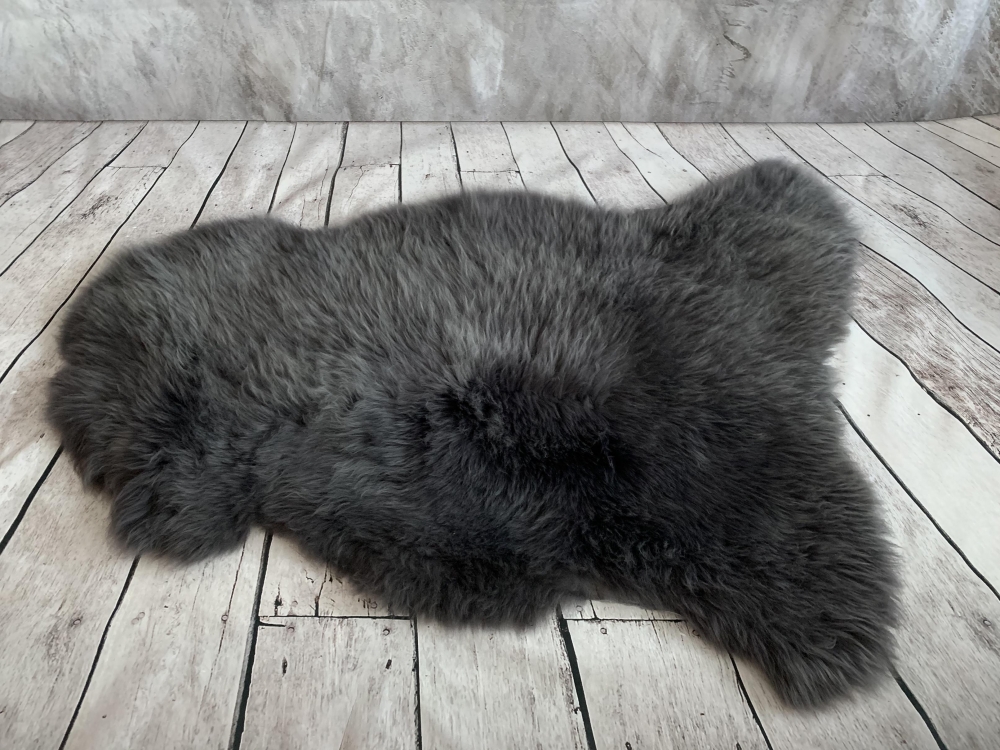 Karakteristisk for disse saueskinnene er den meget fine kvaliteten og den vakre korthåret ullen som er ca. 4-7cm lang.