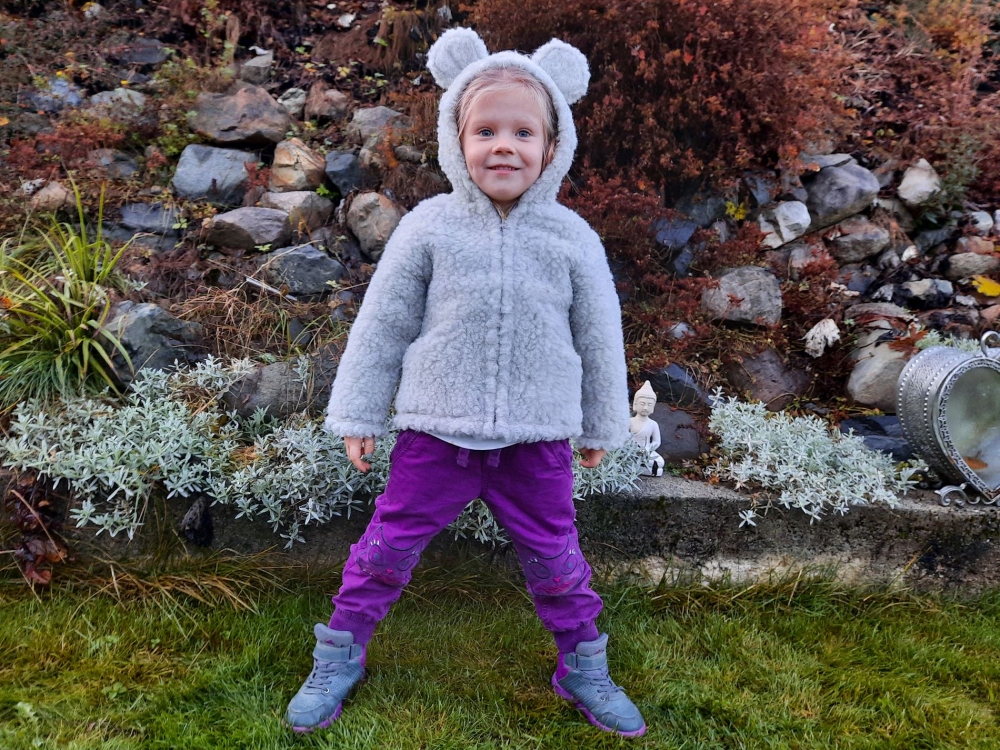 Merinoull jakke for barn er et forslag for barn som verdsetter varme, komfort og sunn avslapning. Merinoullen som produktet vårt er laget av, lever og reagerer på skiftende omgivelsestemperaturer