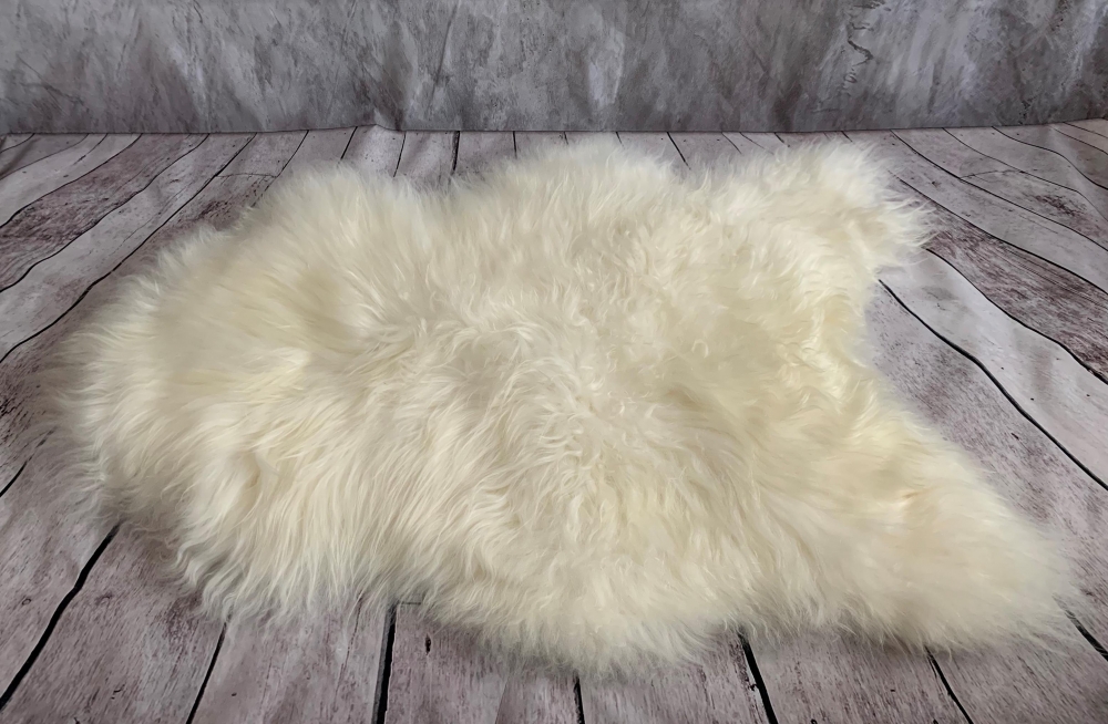 Saueskinnsfell teppe spælsau Island med 8 stk samensydde skinn
Karakteristisk for disse saueskinnene er den meget fine kvaliteten og den vakre lange ullen som er 10-20 cm lang.
Mål  ca. 200x220 cm
